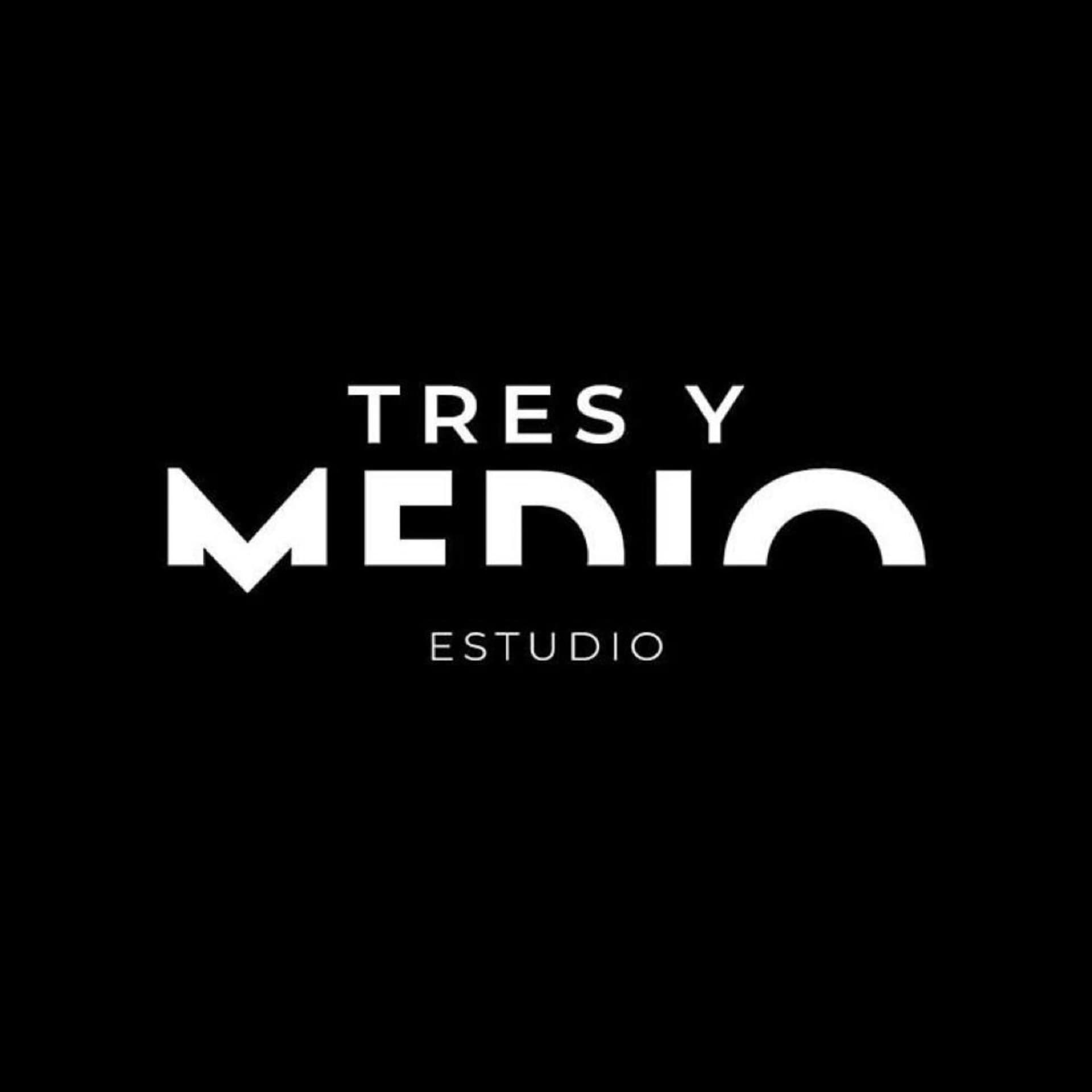 Tres y Medio Estudio - Podcasts