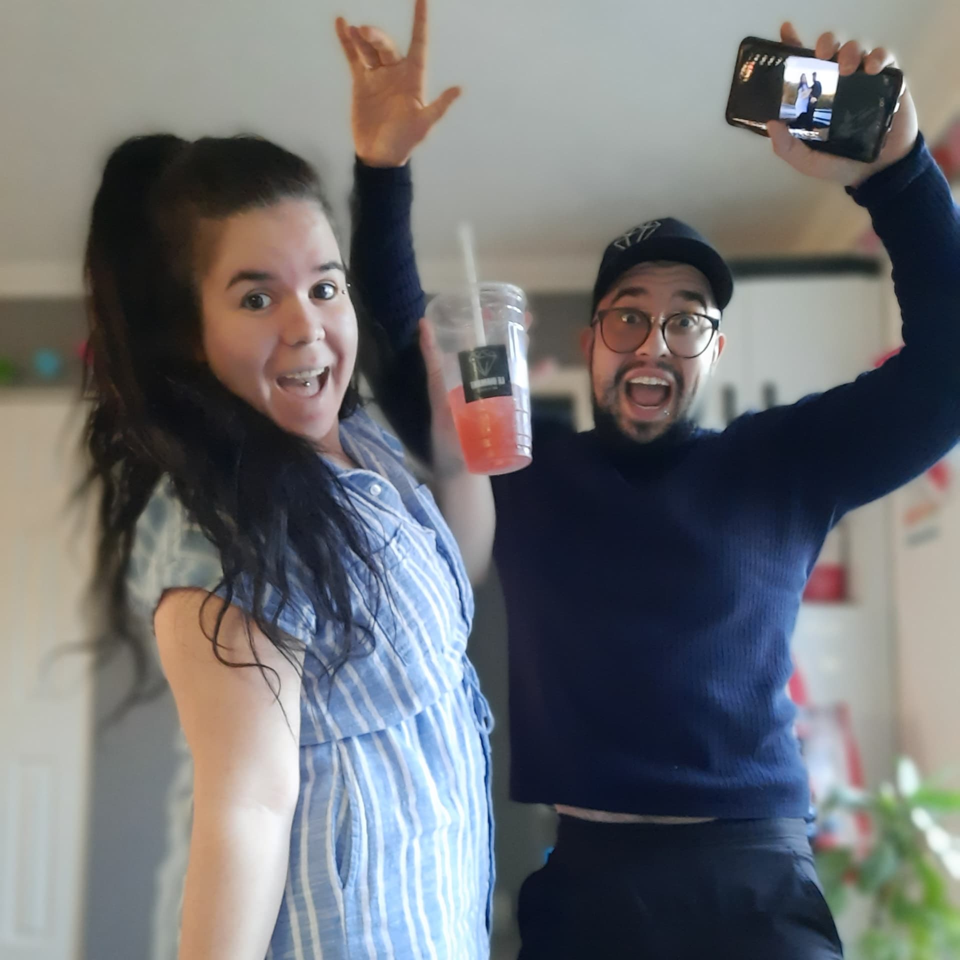 Un Couple Qui Passe A L'action! - Podcasts